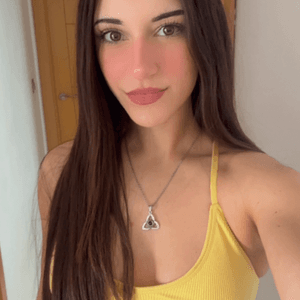 Perfil de ISERENIA, streamer de Variedad, representado por SocialPro